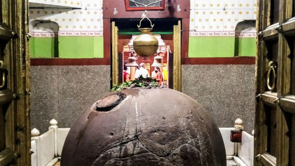 આ શિવલિંગ દર વર્ષે તલ જેટલું મોટું થાય છે! ઔરંગઝેબના હુમલાથી પણ તેનો નાશ ન હતો થયો, જાણો મંદિરનું રહસ્ય
