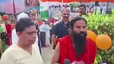 VIDEO: 'સુધરી જાઓ નહિતર આંદોલન કરીશ', સ્વાતંત્ર્ય પર્વ પર રામદેવે 'કોકરોચ પાર્ટી' સાથે મિલાવ્યો સૂર