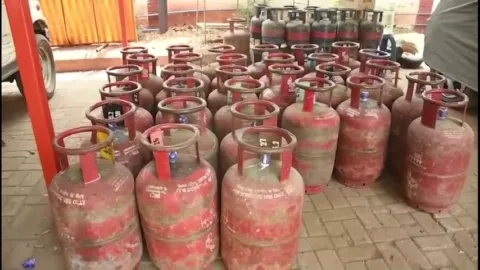 VIDEO: LPG ગ્રાહકો માટે રાહતના સમાચાર: ગેસ સિલિન્ડર માટે e-KYC કરાવવાની સમયમર્યાદામાં વધારો