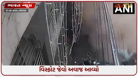 VIDEO: દિલ્હીમાં ગેટ પાસે બેઠો હતો શખ્સ, અચાનક ઇમારત ધરાશાયી થઈ