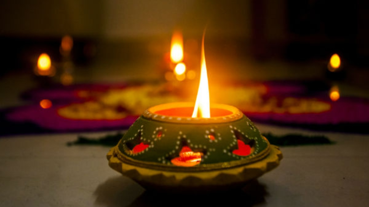 નવરાત્રિ દરમિયાન અખંડ જ્યોતિ પ્રગટાવવાથી બદલાઈ શકે છે તમારું ભાગ્ય! જો દીવો બુઝાઈ જાય તો શું કરવું?